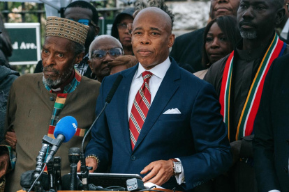 Fotografía de archivo del 26 de septiembre de 2024 del alcalde de Nueva York, Eric Adams (c).