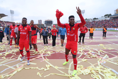 Jonathan Borja (d) y su festejo tras la clasificación de El Nacional a la gran final.