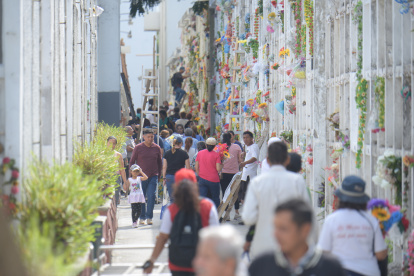 Recorrido. Con el paso de las horas, incrementó el número de personas que aprovecharon el inicio del feriado para visitar los cementerios.