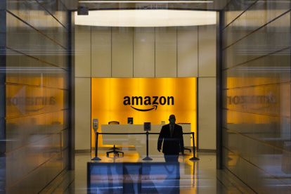 New York (United States), 27/05/2020.- A man is seen inside the entrance to the Amazon offices in New York, New York, USA, on 27 May 2020. Restrictions requiring the shut down of all non-essential businesses are currently in place around the United States to stop the spread of the highly-contagious coronavirus, though some areas are beginning to be reopen. These restrictions are having massive economic implications and some local and federal politicians are beginning to suggest plans for lifting some rules in an effort to get parts of the economy going again; many health officials are worried this will lead to another spike in COVID-19 cases. (Abierto, Estados Unidos, Nueva York) EFE/EPA/JUSTIN LANE