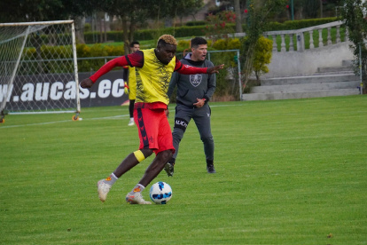 Michael Carcelén (i) es el líder de Aucas que se ha recuperado en las últimas fechas de la segunda etapa de la LigaPro.