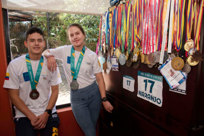 Los hermanos Bayardo y María Sol Naranjo junto a varias de las medallas que han ganado representando al país en las competencias de pentatlón moderno.