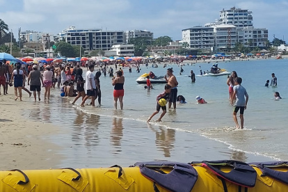 Desde la tarde de este 1 de noviembre, los turistas empezaron a llegar a las playas de Santa Elena. Salinas, en la imagen, ha sido una de las más visitadas.