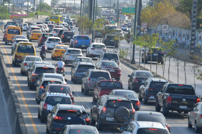 La avenida del Bombero registra un alto flujo vehicular en las mañanas. Los atolladeros se forman, en la mayoría de ocasiones, durante el ingreso de estudiantes a dos instituciones de la zona.