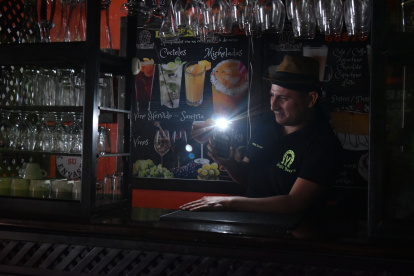 Malestar. Las personas buscan culpables por la crisis energética, polarizando opiniones en el debate público.