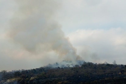 Un incendio forestal en el cerro San Francisco, en la vía a Daule, se registra la tarde de este viernes 1 de noviembre.