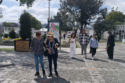 Las familias cuencanas llegaron desde muy temprano al cementerio para limpiar y arreglar las tumbas de sus seres queridos.