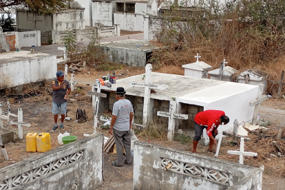 Hechos. Los familiares de los deudos deben primero realizar actividades de limpieza para poder pasar un momento cerca de la tumba de sus seres queridos.