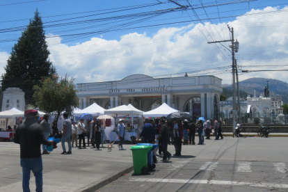 Opción: La comunidad riobambeña se organizó para ofrecer otra alternativa para la reactivacción del comercio en las cercanías de los cementerios.