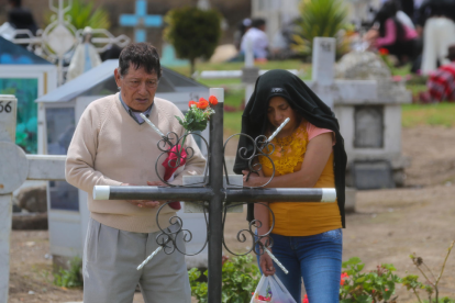 Ciudadanos llegan a los cementerios del país.