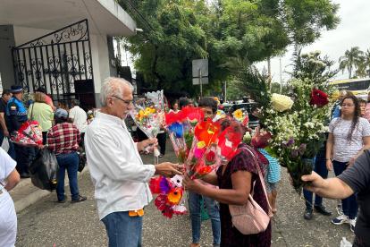 Los comerciantes realizaron sus ventas en los exteriores del Cementerio General