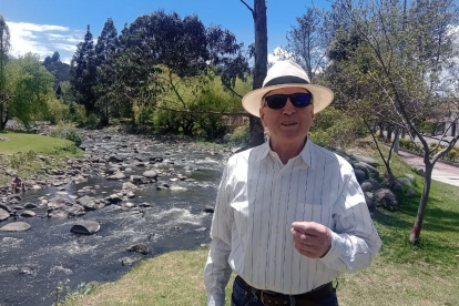 Enrique Serrano es economista cuencano, docente universitario y exdirector del Centro de Reconversión Económica del Azuay. Miembro del Cabildo por el Agua de Cuenca.