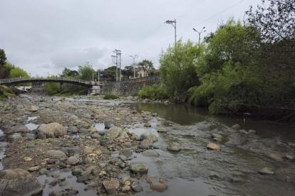 A finales del mes de octubre así lucía el río Tomebamba.