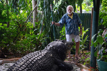 Fotografía de archivo del cuidador del centro Marineland Melanesia de Australia con Cassius, el cocodrilo en cautividad más grande del mundo, que falleció este viernes 1 de noviembre.