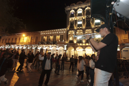Cuenca. Con o sin días de descanso, en el centro hay actividad de forma permanente. Hay música en vivo, visitas a los parques, las plazas permanecen abiertas e incluso las tiendas de ropa están abiertas.