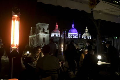 Cuenca: Desde los miércoles e incluso antes, los sitios permanecen llenos de comensales en sus restaurantes y turistas que, aun a las 21:00 o 22:00, recorren las boutiques. El día no importa.