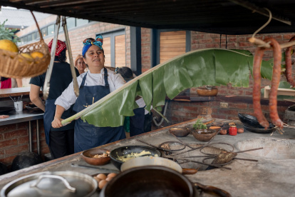 Horno. La chef, Valentina Álvarez, calienta una hoja de plátano en el típico fogón manabita. En esa hoja se prepara la tonga, que por costumbre es el almuerzo de un agricultor.