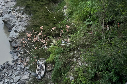 La camioneta cayó al precipicio del río Paute. Varias personas viajaban en ese vehículo. Algunas fallecieron y otras quedaron atrapadas.