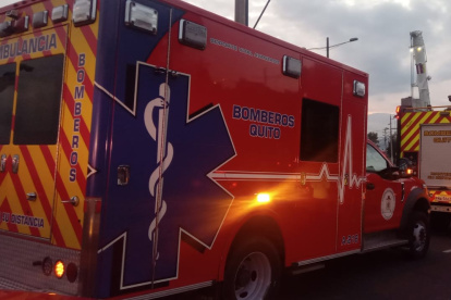 Imagen referencial. Socorristas de los bomberos atendieron a los heridos que dejó el choque entre un auto y una moto.