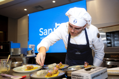 Concurso. Un joven cocinero participa en un concurso culinario de innovación gastronómica con elaboraciones a base de banano