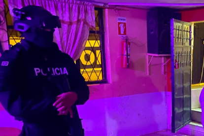 Imagen referencial. Agentes de la Policía llegaron al local para recabar indicios del ataque armado que dejó seis personas asesinadas.