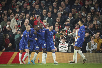 Moisés Caicedo celebra su gol con sus compañeros en Chelsea.