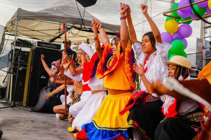 Grupos de danza animan la feria de los artesanos.