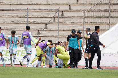 El festejo de los jugadores del Cumbayá tras el gol del triunfo sobre D. Cuenca.
