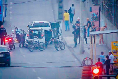 En la imagen, el momento en el que uno de los sospechosos del asesinato fue capturado en Guayaquil.