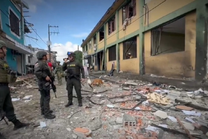 Personal policial acudió a la zona afectada por los explosivos.