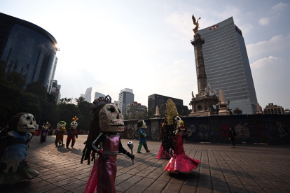 Personas participan en el desfile del Día de Muertos, en la Ciudad de México.