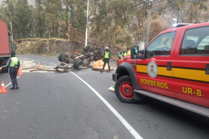 El camión se estrelló y volcó en la avenida Simón Bolívar, a la altura de Guápulo. Dos personas fallecieron.
