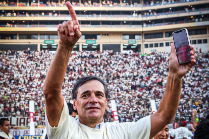 Fabián Bustos, Bicampeón con Universitario.