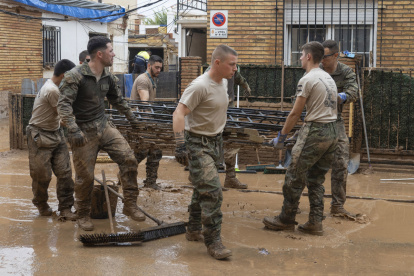 Miembros del Ejército de Tierra limpia las calles tras el paso de la dana, este lunes 4 de noviembre en Utiel, Valencia.