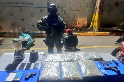 Entre los indicios se encontró armas de fuego, municiones y droga.