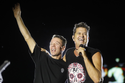 El cantante colombiano Carlos Vives (d) y el ciclista colombiano Rigoberto Urán durante el homenaje al deportista en Medellín (Colombia).