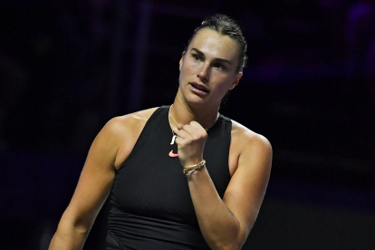 Aryna Sabalenka celebra tras vencer a Qinwen Zheng de China, una de las tres victorias en los 5 partidos disputados que le dieron el pase a la siguiente fase.