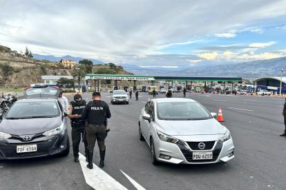 Agentes de la Policía realizaron controles a los vehículos que ingresaban a Quito por las avenidas Panamericana Norte y Calacalí.
