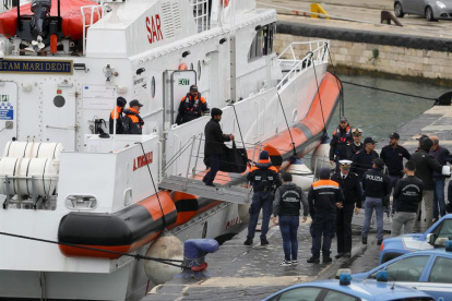 La patrulla de la guardia costera italiana llega al puerto de Bari con los 12 migrantes del centro de repatriación italiano en Gjader, a quienes se ordenó su regreso al país en octubre pasado.