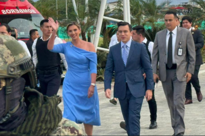 La alcaldesa de manta, Marciana Valdivieso; y el presidente de la República, Daniel Noboa.