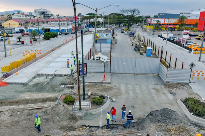 La nueva intersección divergente tipo diamante se construye en la avenida Isidro Ayora, junto al nuevo puente de la avenida de las Américas. Se prevé que esté lista en mayo del 2025.
