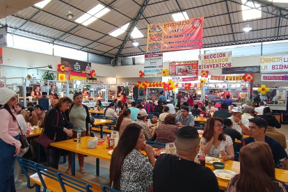 Espacio. En el patio de comidas del mercado se puede encontrar variada gastronomía tradicional.