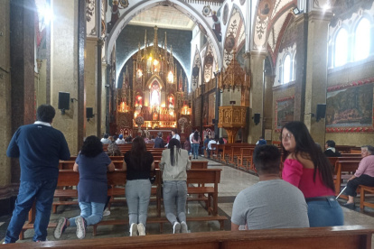 Los feligreses, conmocionados, no han dejado de orar por el sacerdote Enrique Arcos.