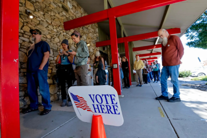 Vista de ciudadanos que acuden a votar en Black Mountain, Carolina del Norte, el 21 de octubre de 2024.