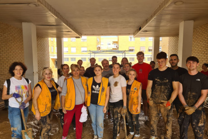 Delegación. Además de la ayuda que se ofrece a compatriotas, se ha gestionado la ayuda de voluntariado y la entrega de artículos de limpieza.