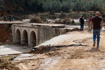 Fotografía del puente de la carretera CV-379 a su paso por Chiva.