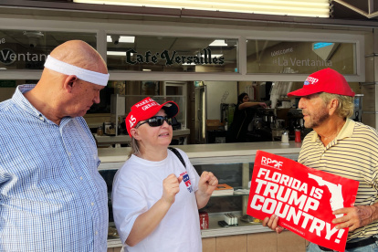 Ania Fresquet (c), una votante inscrita en la lista demócrata pero que vota por Donald Trump.