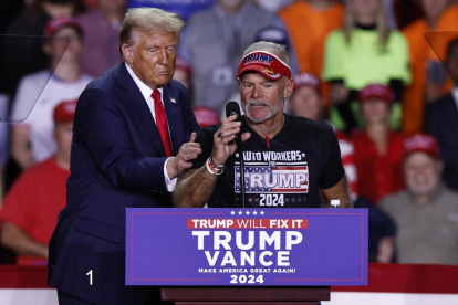 El candidato presidencial y expresidente de EE.UU. Donald Trump cede el escenario al trabajador automotriz Brian Pannacker durante un mitin de campaña en Grand Rapids, Michigan, EE. UU., 04 de noviembre de 2024.