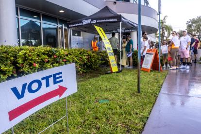 La gente espera en fila para votar en el último día de votación anticipada de Florida para las elecciones presidenciales de 2024 en Florida, en el Departamento de Elecciones del Condado de Miami-Dade.