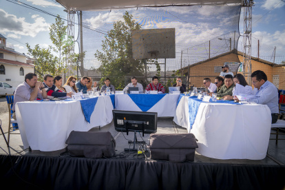 Encuentro. Sesión del Concejo de Riobamba en Tierra Nueva, donde quedó marcada la tensión en el cuerpo edilicio. Fue en esta sesión que los siete concejales abandonaron la sesión.
